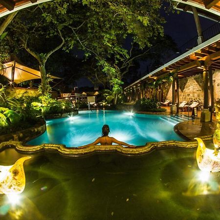 호텔 무제오 카사 산토 도밍고 안티구아 과테말라 외부 사진 The resort's swimming pool