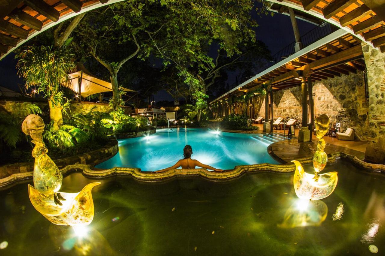 호텔 무제오 카사 산토 도밍고 안티구아 과테말라 외부 사진 The resort's swimming pool