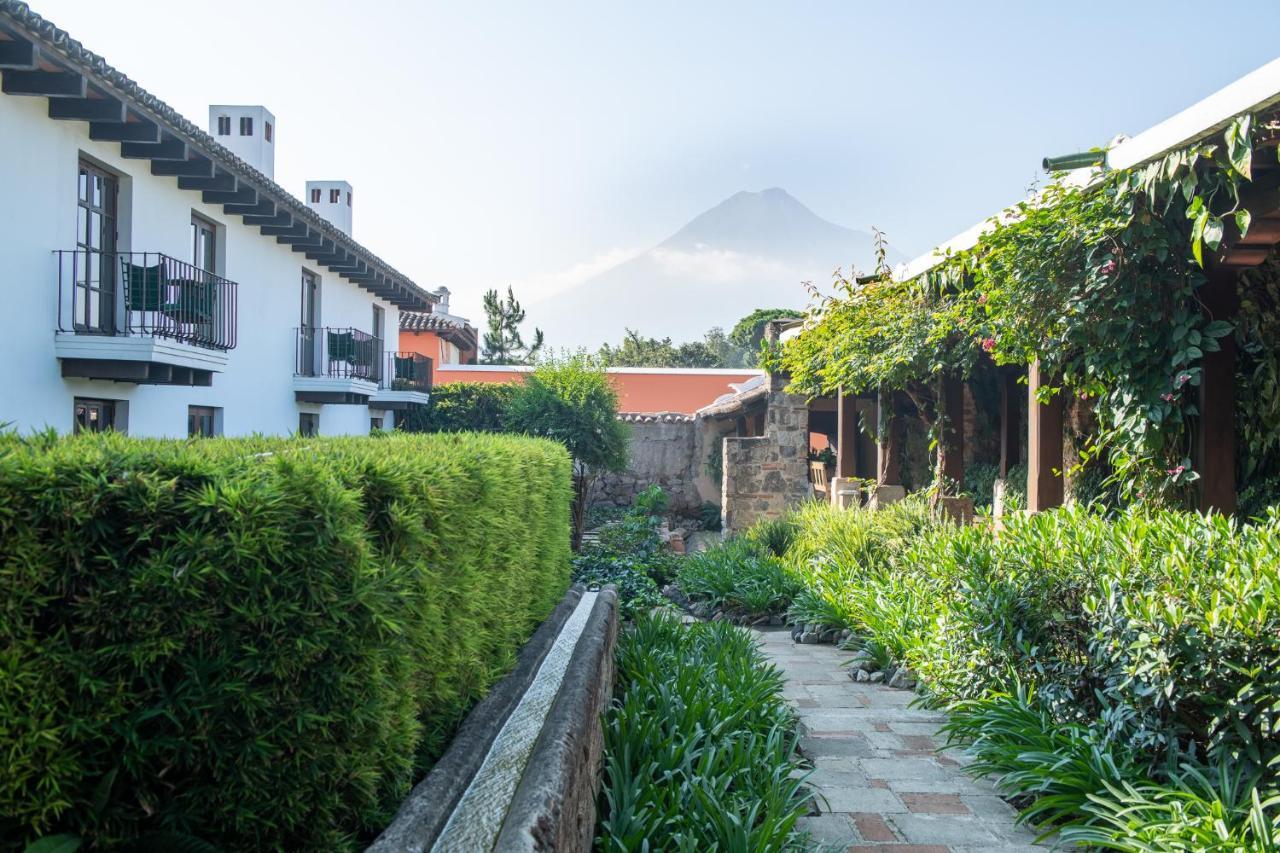 호텔 무제오 카사 산토 도밍고 안티구아 과테말라 외부 사진 View of the hotel with the volcano in the background