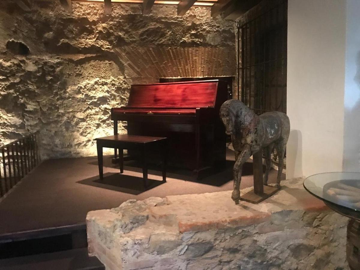 호텔 무제오 카사 산토 도밍고 안티구아 과테말라 외부 사진 The organ at the entrance of the cave