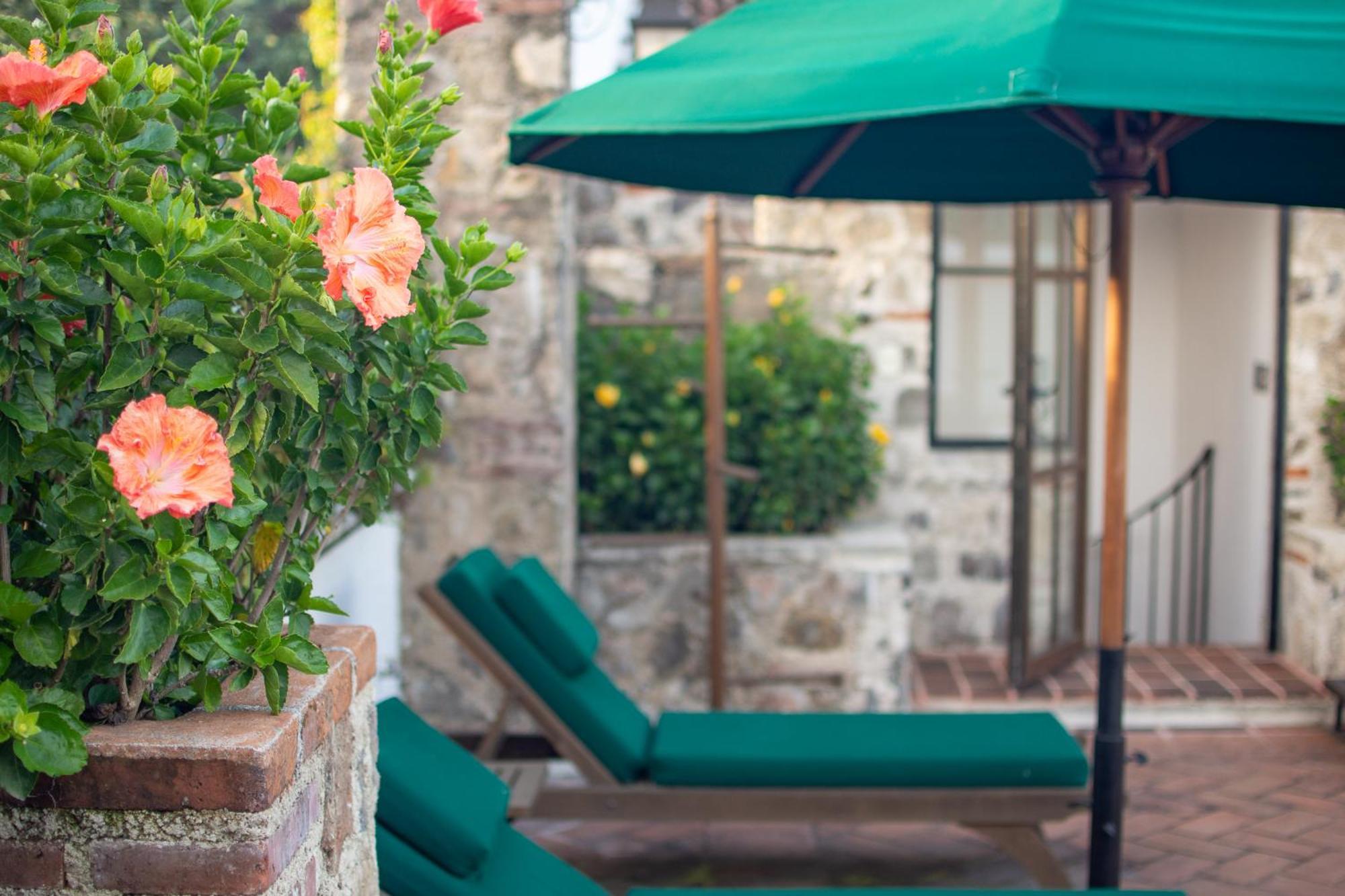호텔 무제오 카사 산토 도밍고 안티구아 과테말라 외부 사진 A patio at the hotel
