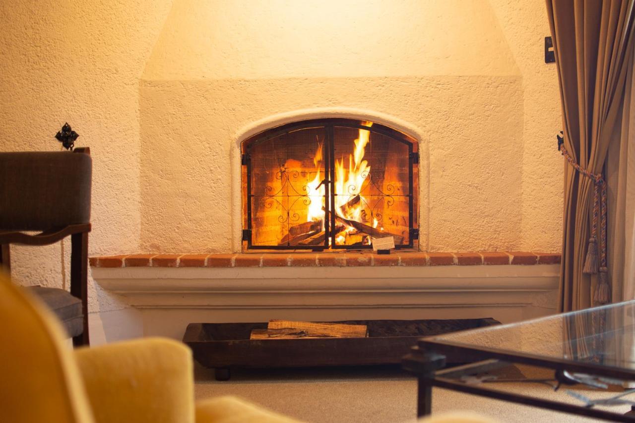 호텔 무제오 카사 산토 도밍고 안티구아 과테말라 외부 사진 A fireplace