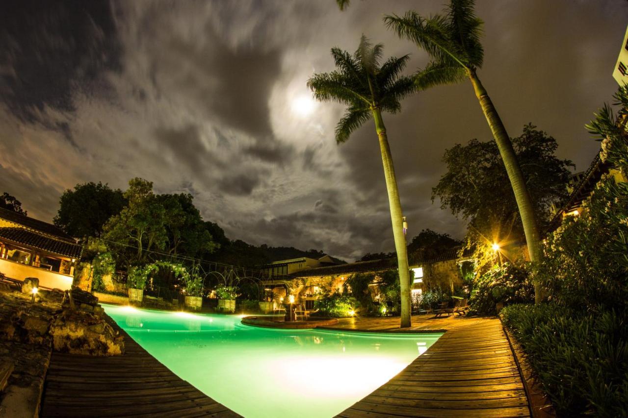 호텔 무제오 카사 산토 도밍고 안티구아 과테말라 외부 사진 The resort at night